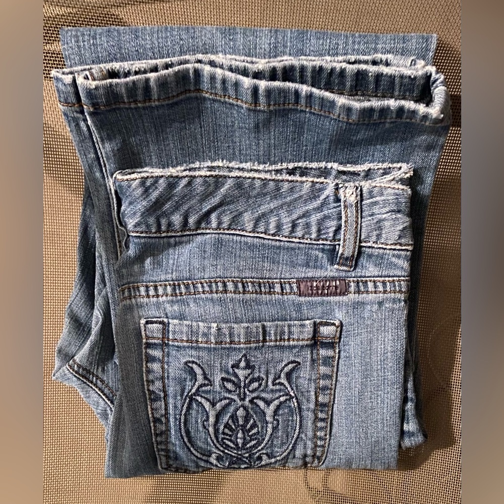Used Liz Claiborne Women Sz-12 Petite Bootcut Blue Jeans-Fabric Shows Stretching